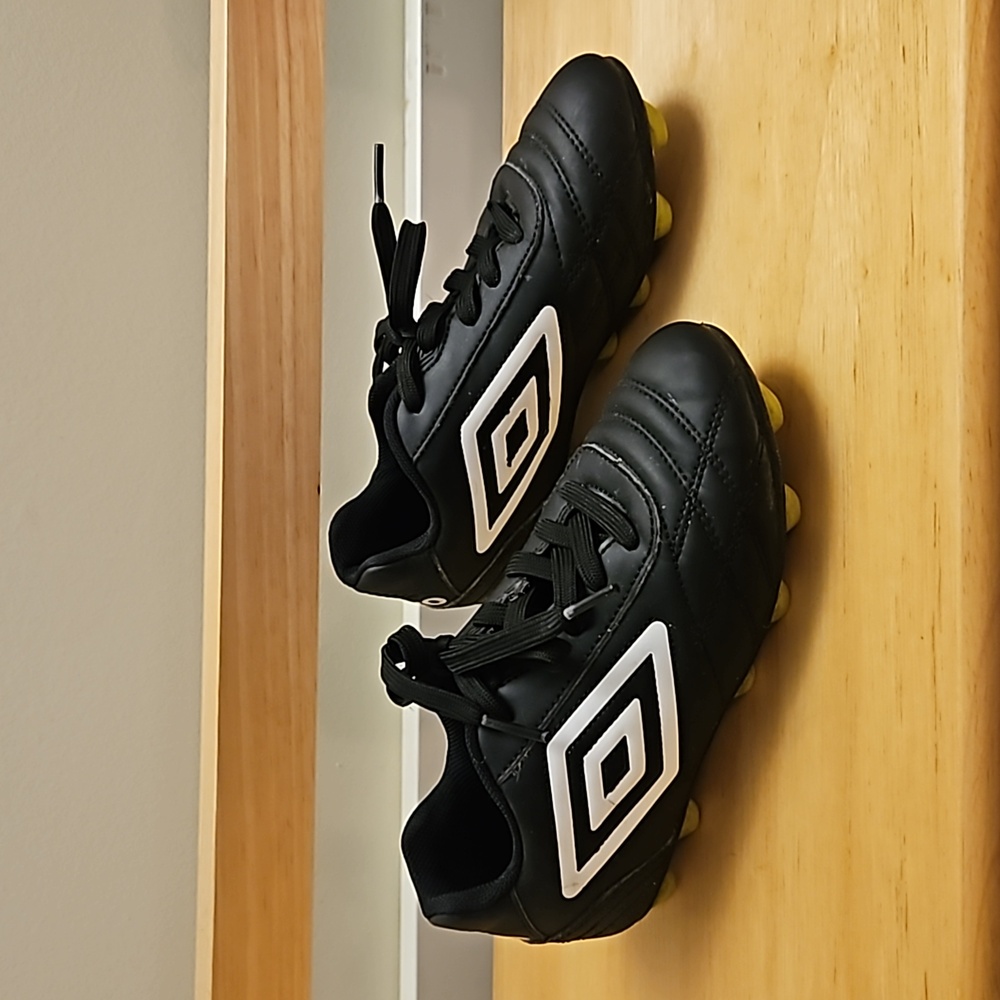 Umbro Kids Finale Soccer Cleats Youth Size 13 Black Neon Green EUC UMT4005